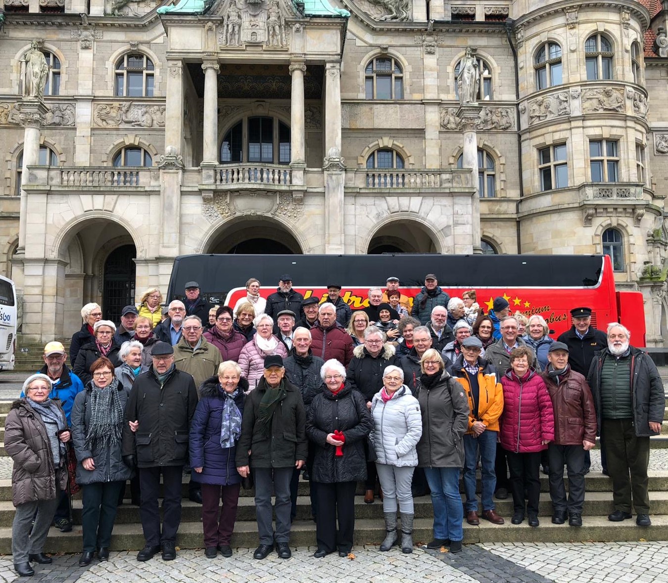 Die Reisegruppe vor dem Neuen Rathaus in Hannover