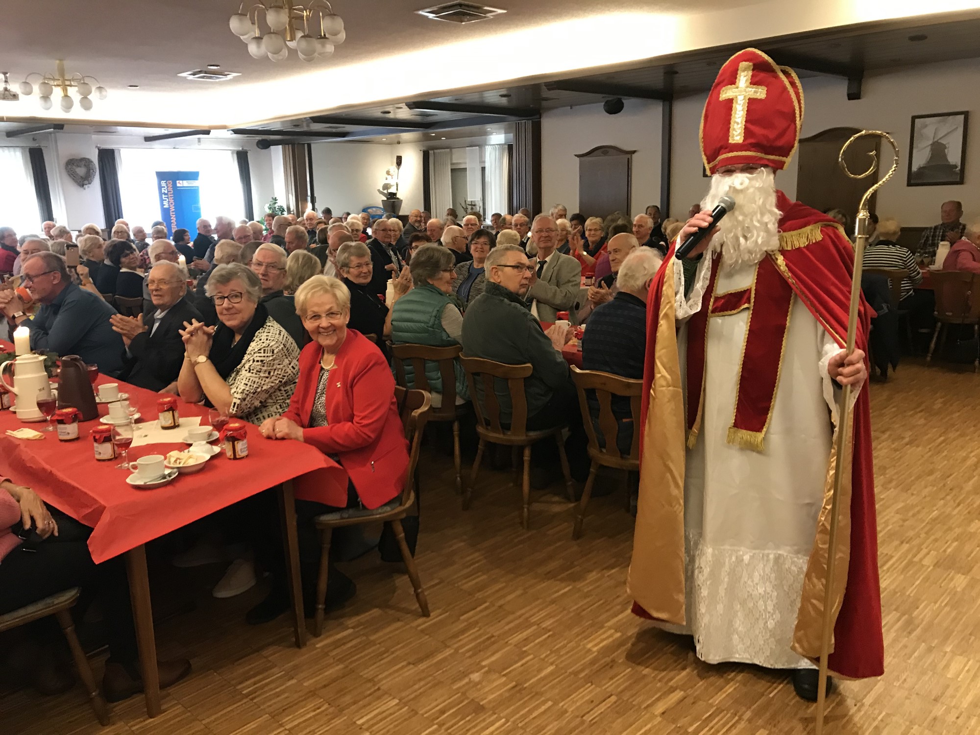 Der Nikolaus freut sich ber die gute Stimmung im Saal