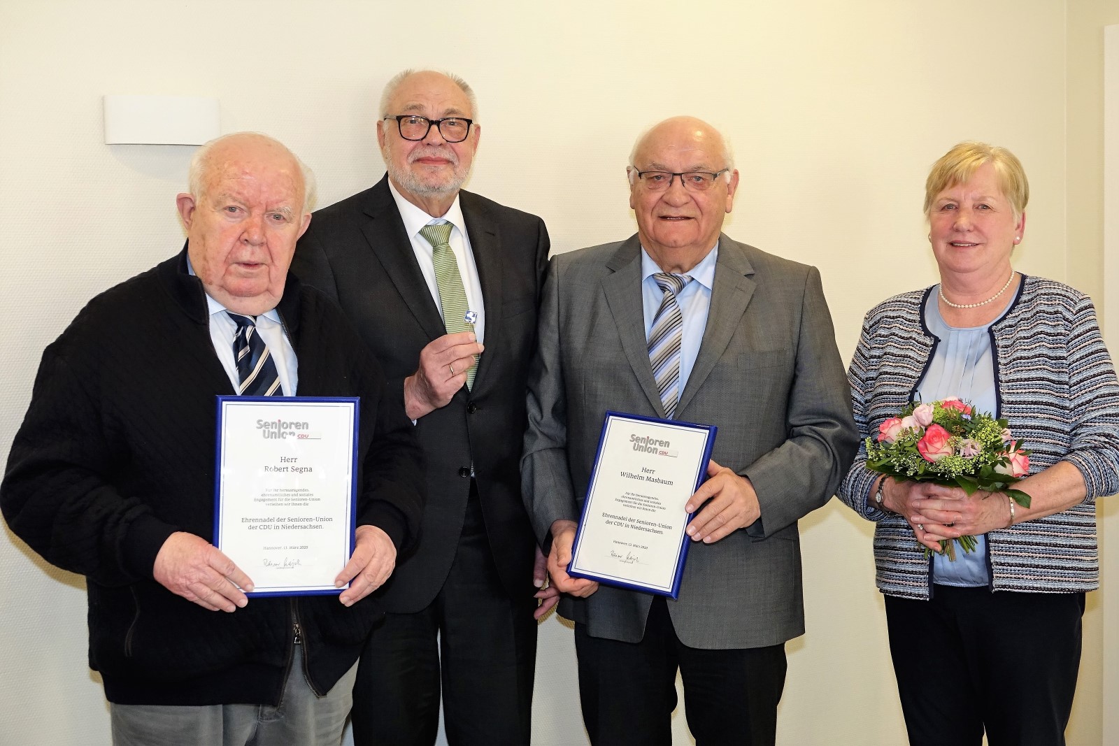 Mit der Ehrennadel der Senioren-Union zeichnete Landesvorsitzender Rainer Hajek (zweiter von links) Robert Segna und Wilhelm Masbaum und Ehefrau (von links) aus.