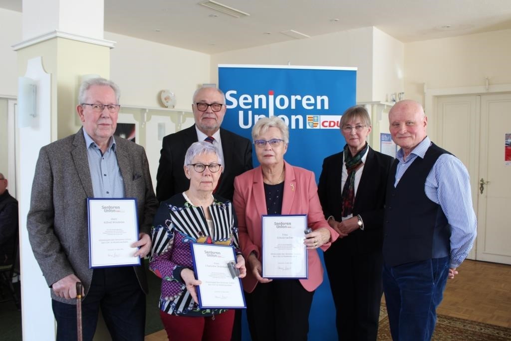 Verleihung der Ehrennadel der Senioren-Union Niedersachsen durch den Landesvorsitzenden Rainer Hajek  (3.v.l.) an Alfred Windeler (l.), Charlotte Diekmann (2.v. l.) und Ursula Sachse (4.v.r.) fr  ihr herausragendes ehrenamtliches Engagement.