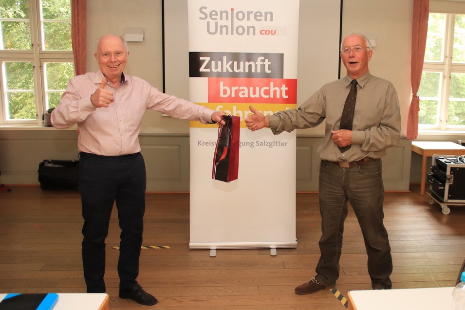 Kreisvorsitzender Hans Verstegen bergibt Prsent an den Referenten Dr. med. Helmut Jablonowski