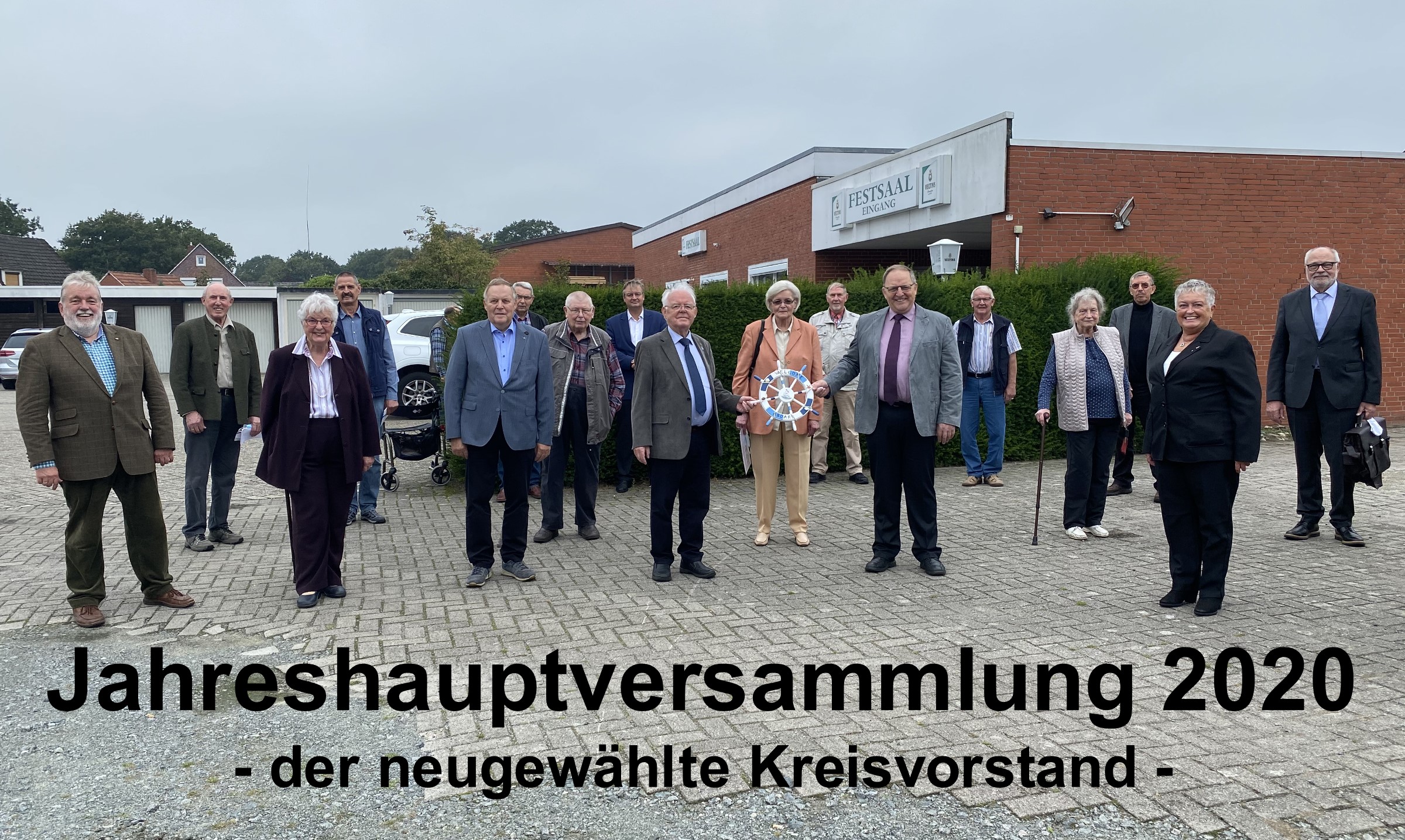 Der neue Kreisvorstand mit Rainer Hajek (rechts) und Heiko Schmelzle (8. von links) mit Corona-Abstand