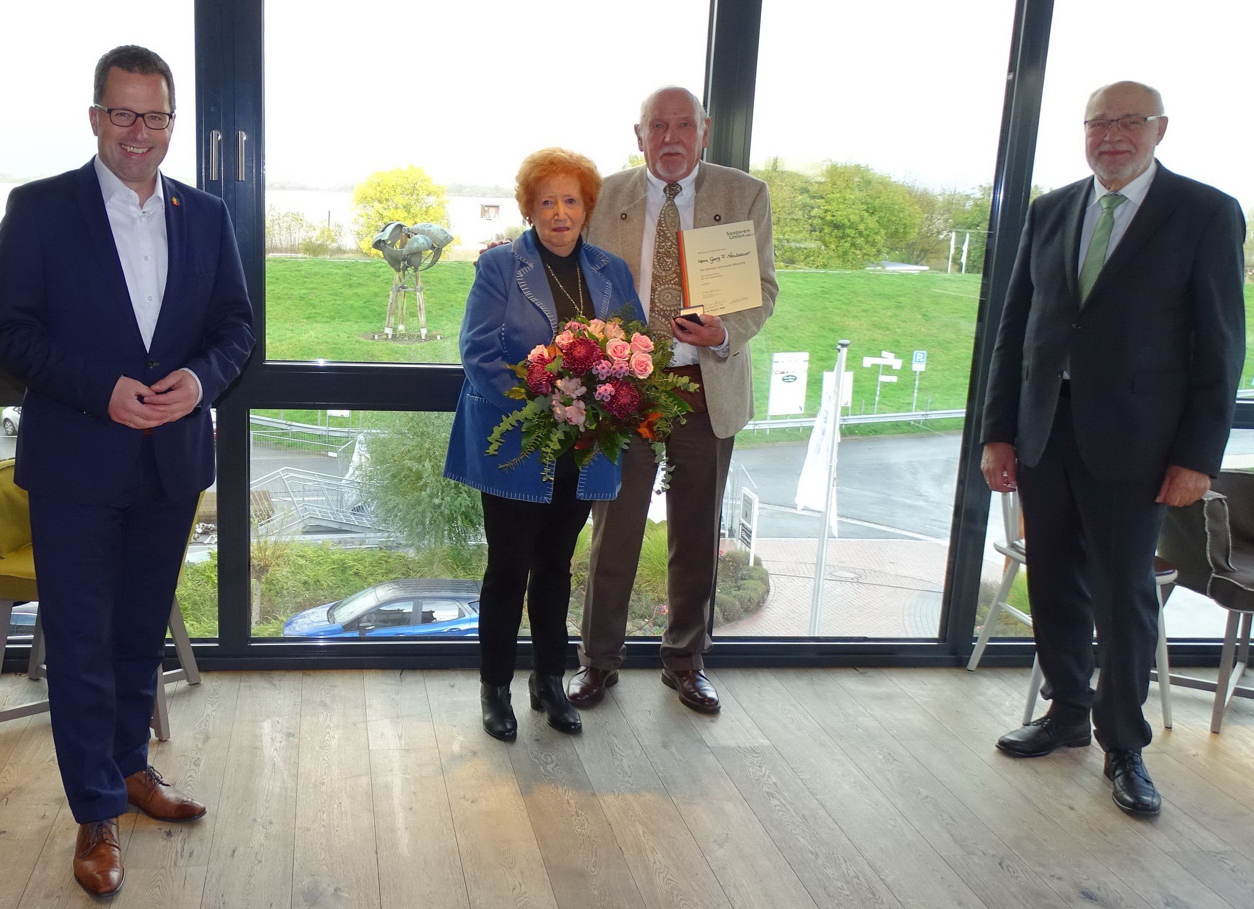 von links: Kai Seefried, MdL, Karin & Georg F. Neubauer und Rainer Hajek
