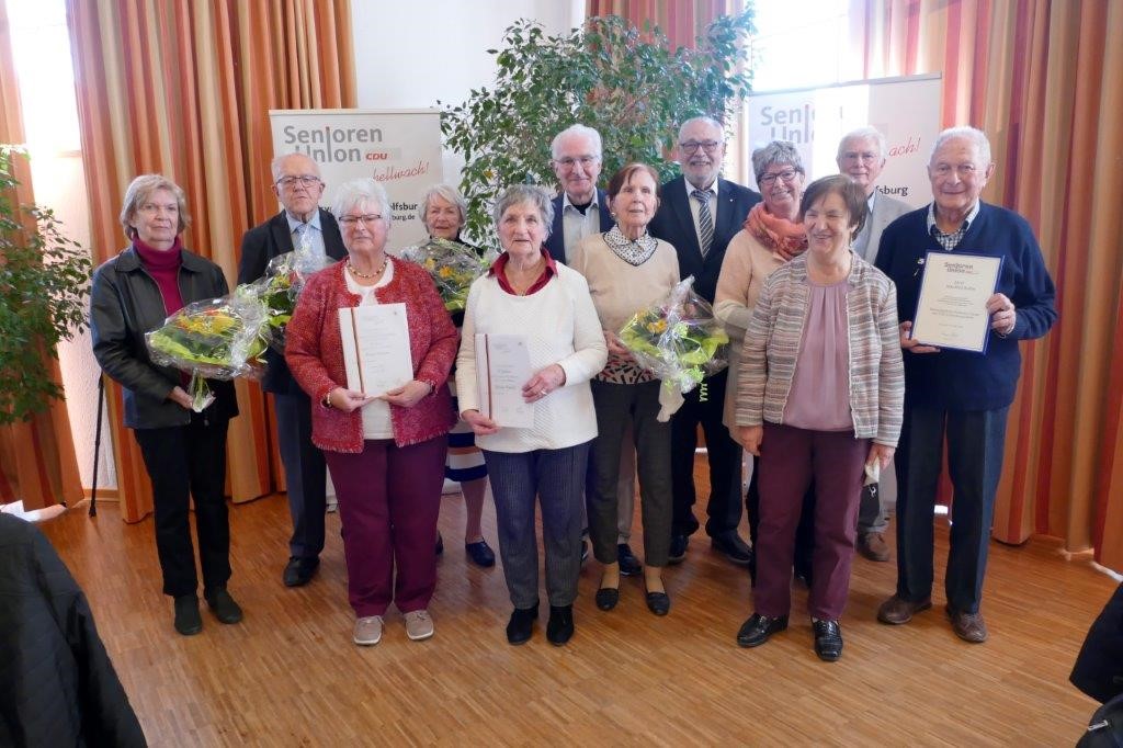 Das Foto zeigt die geehrten Senioren sowie Landesvors. Rainer Hajek, Kreisvors. Gnter Odenbreit, Brgermeisterin Angelika Jahns ( 4. V. lks. ) und Ehrenmitglied Manfred Kolbe.