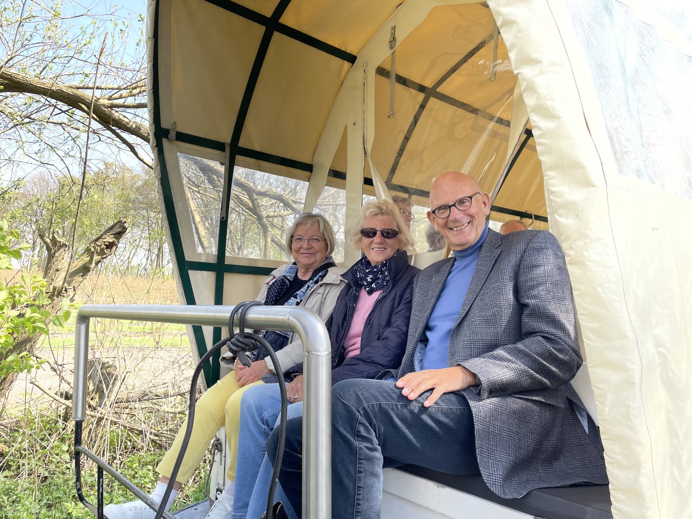                         Hoch auf dem gelben Wagen, Foto: v.l. Jutta Cordemann, Ute Paeschke, Walter Klemme