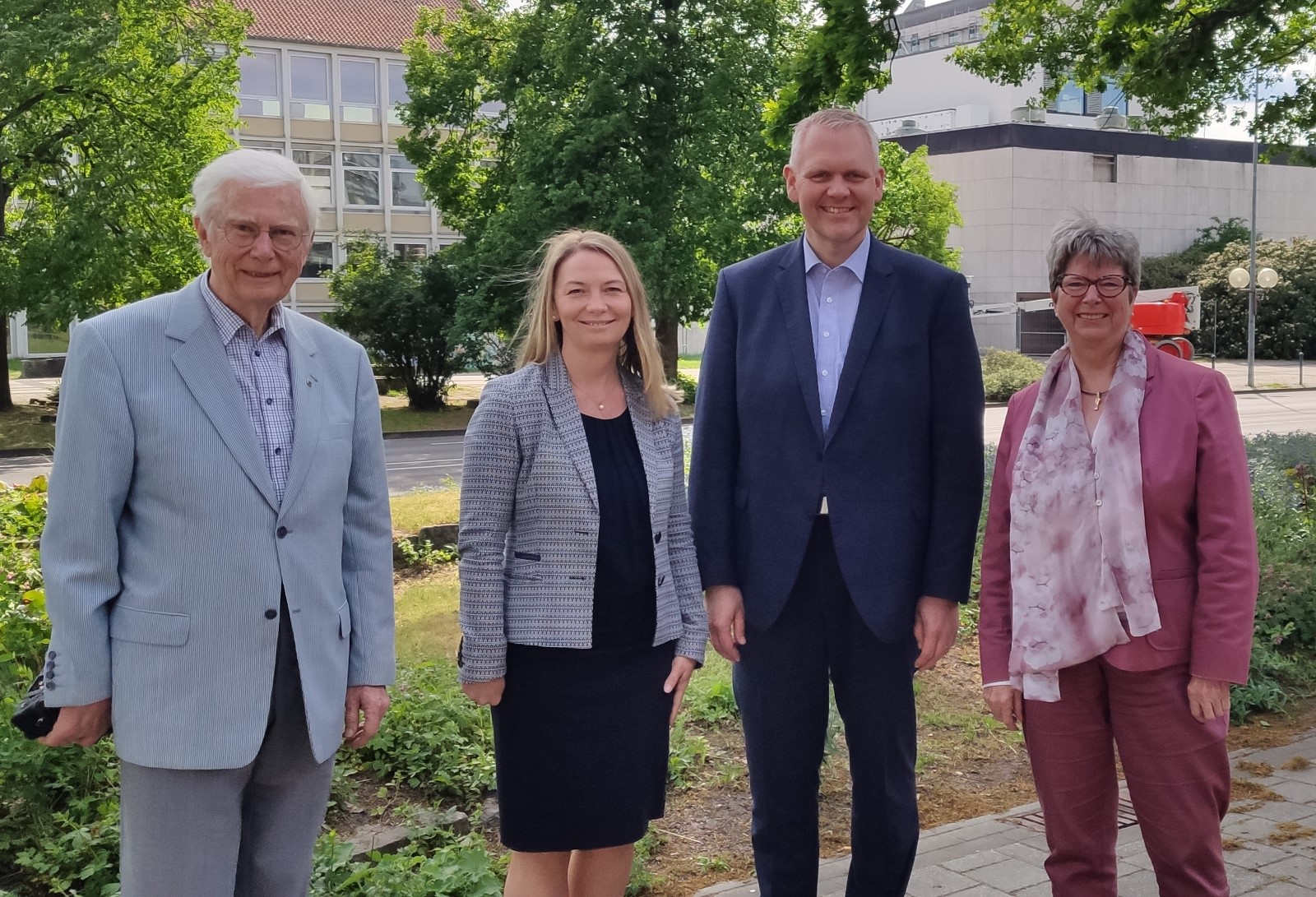 Das Foto zeigt von links: Gnter Odenbreit, Vorsitzender der Senioren-Union Wolfsburg; Cindy Lutz, Landtagskandidatin der CDU; Bjrn Thmler MdL, Minister fr Wissenschaft und Kultur und ganz rechts Angelika Jahns, stellv. Vorsitzende der Senioren-Union W