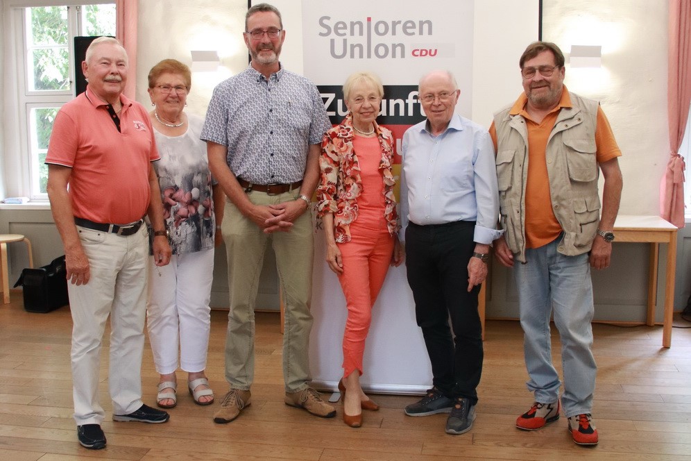 Der aktuelle Vorstand der SU-Salzgitter: Hansgeorg Schucht, Brigitte Marlin, der Referent Walter Wimmer, Karin Verstegen, Hans Verstegen, Karl-Heinz Sommer
