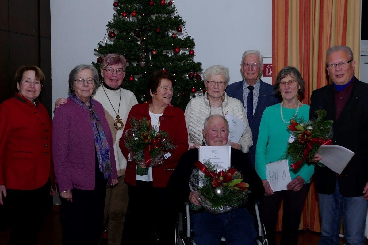 Das Foto zeigt v.lks. Erika Koegel, Stellv. Vors. der Senioren-Union Wolfsburg, Theresia Ihle, Christel Mildner, Helga Zimmer, Maria Baumert, Johannes Baumert, Gnter Odenbreit, Vors. der Senioren-Union Wolfsburg, Karin   Mahlstedt u. Wolfgang Mahlstedt.