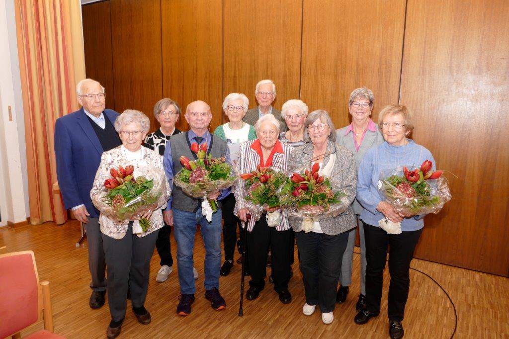 Foto zeigt die anwesenden geehrten Mitglieder zusammen mit dem Kreisvorsitzendem Gnter Odenbreit (hinten, Mitte) und seine Stellvertreterin Angelika Jahns ( 2. von rechts).