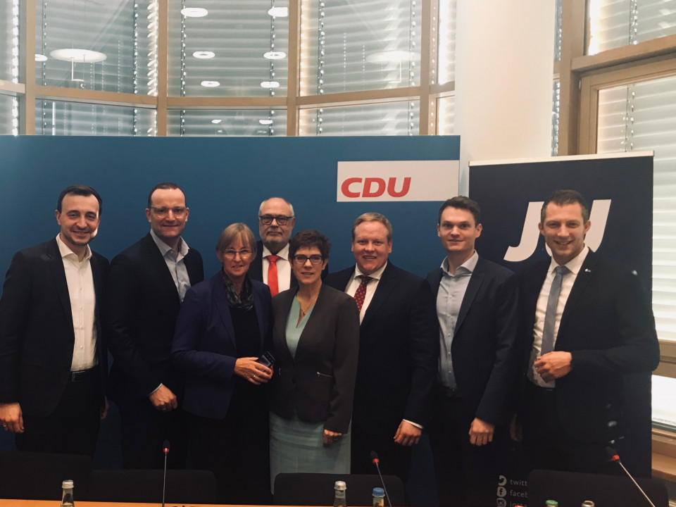 v.l. Paul Ziemiak, Jens Spahn, Heidi Exner, Rainer Hajek, Annegret Kramp-Karrenbauer, Tilman Kuban, Claas Merfort und Andr Httemeyer. Friedrich Merz konnte wegen eines dringenden Anschlusstermins nicht beim Foto-Shooting dabei sein.