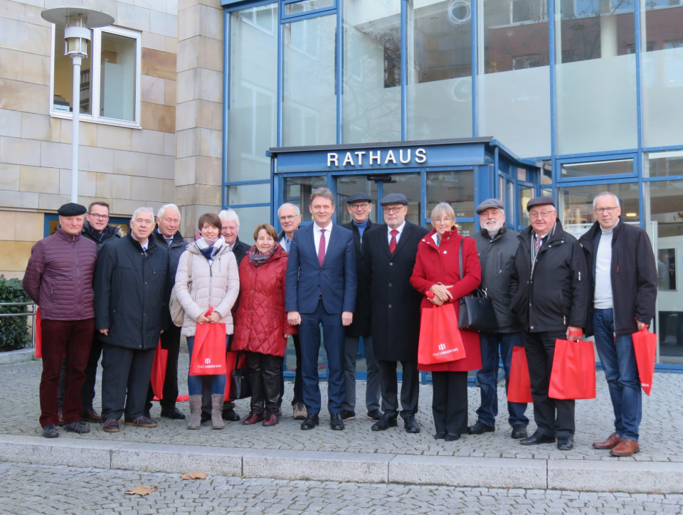 Der SU-LaVo vor dem neuen Lingener Rathaus mit OB Dieter Krone (7. von rechts), LV Rainer Hajek (5. von rechts), SU-Ref. Svenja-Larissa Meyer (5. von links), SU-LGF Oldenburg Josef Holtvogt (rechts) und  CDU-KGF Bjrn Roth (2. von links)