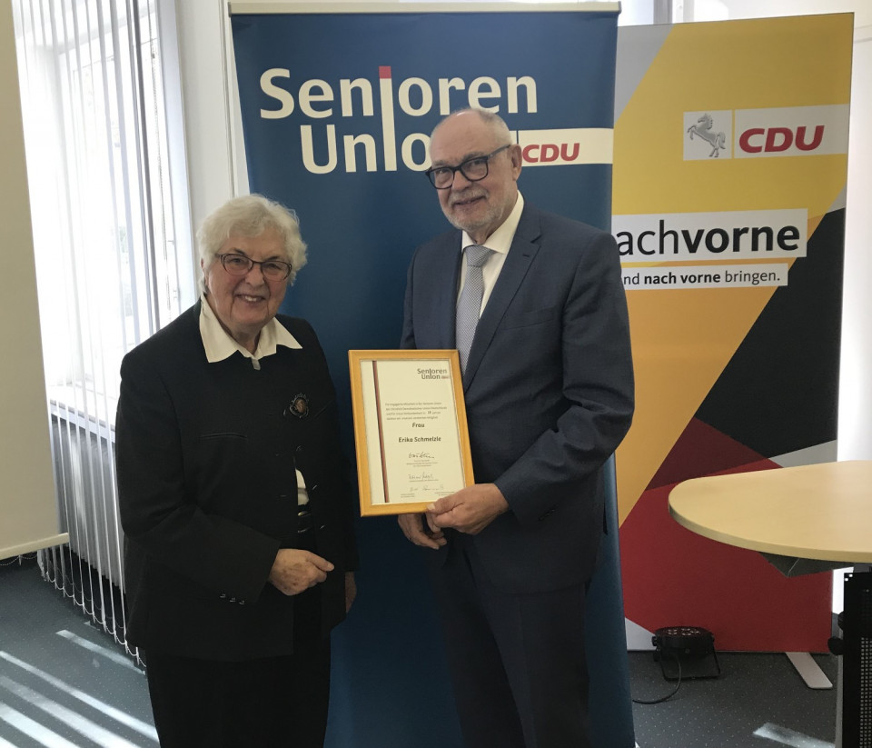 Rainer Hajek berreicht die Urkunde an Erika Schmelzle