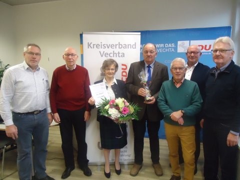 Das Bild zeigt von links: Walter Goda, Geschftsfhrer des CDU-Kreisverbandes Vechta; Gottfried Grieshop, Werber; Ehepaar Anne und Wolfgang Jger; Manfred Ostendorf,  Vorsitzender der Senioren-Union des CDU Kreisverbandes Vechta; Gisbert Ddtmann, Mitglie