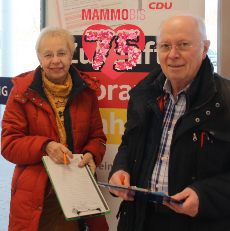Karin und Hans Verstegen bei der Unterschriftensammlung in Salzgitter