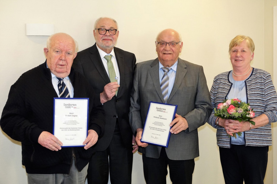Mit der Ehrennadel der Senioren-Union zeichnete Landesvorsitzender Rainer Hajek (zweiter von links) Robert Segna, Wilhelm Masbaum und Ehefrau Elisabeth (von links) aus.