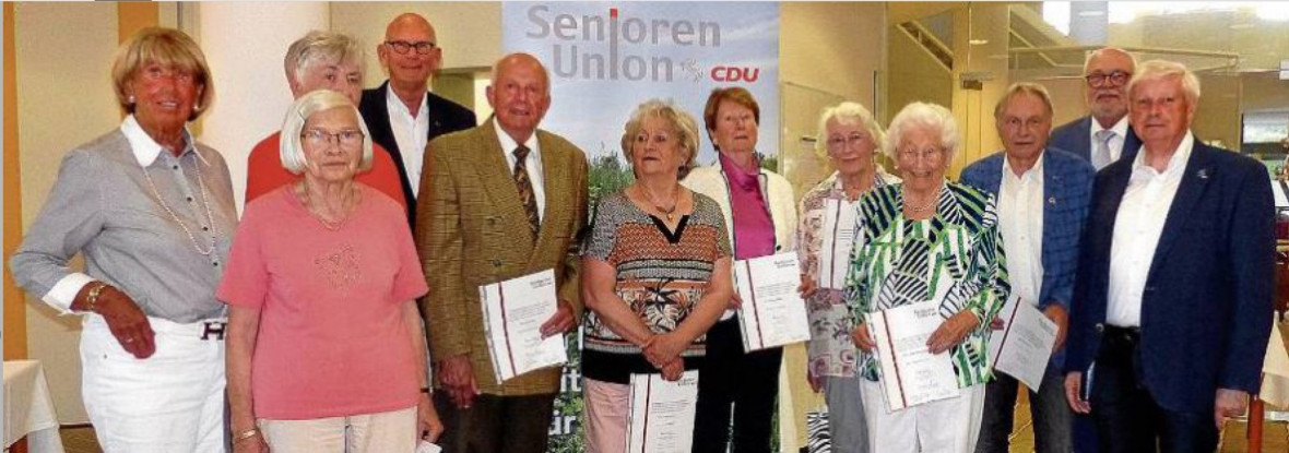 Geehrte Mitgliederinnen und Mitglieder der Senioren-Union Bad Pyrmont zusammen mit dem Landesvorsitzenden Rainer Hajek (2. von rechts) und dem Kreisvorsitzenden Walter Klemme (4. von links)