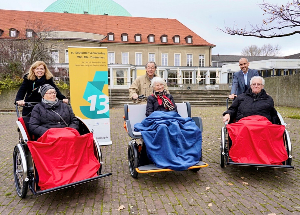 Dr. Andrea Hanke, Franz Mntefering und Belit Onay (v.l.n.r) auf den Rikschas des Projektes Radeln ohne Alter, das pnktlich zum Deutschen Seniorentag auch in Hannover startet. Credit: BAGSO/Sachs
